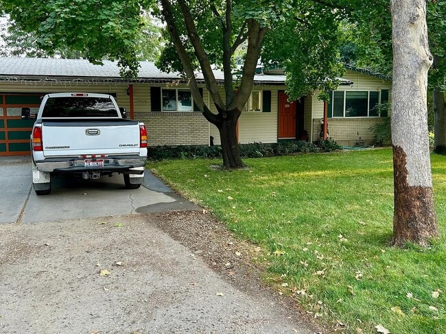 Building Photo - 9865 W La Hontan Dr