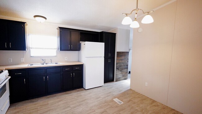 Building Photo - 210 N Walnut St