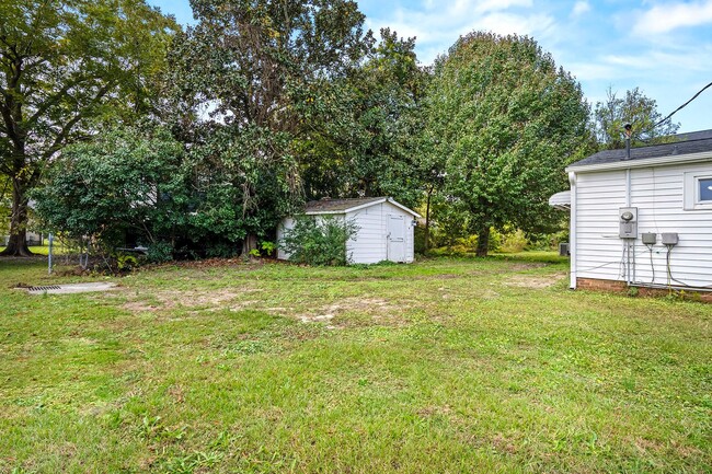 Building Photo - AVAILABLE AND READY FOR QUICK MOVE-IN CUTE...