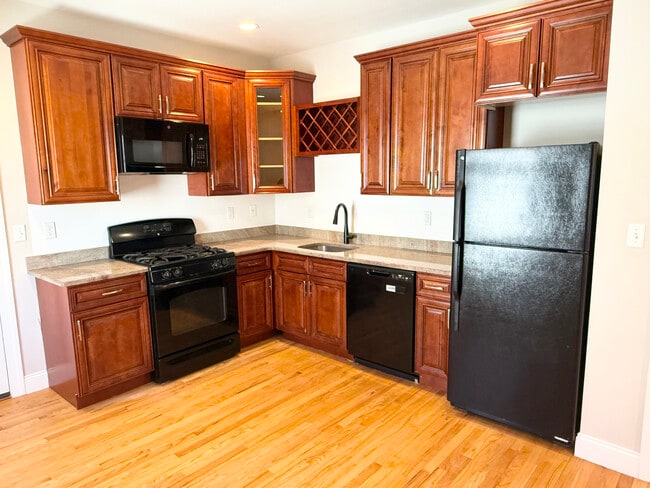 Kitchen - 38 Roseland Ave