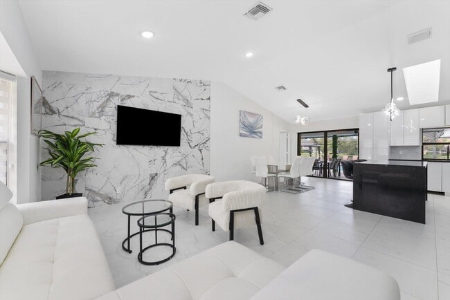 Building Photo - 13947 Geranium Pl