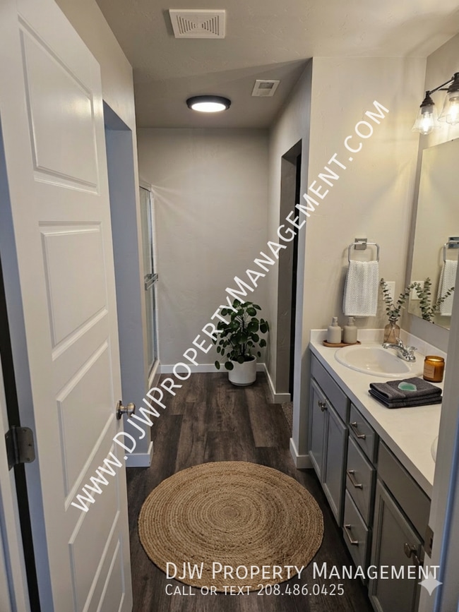 Building Photo - 3948 N Chelmsford Ave