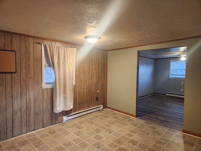 Building Photo - Spacious 2 bedroom 1 bath Loft above Real ...