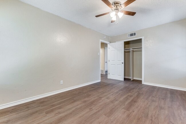 Building Photo - Spacious 3/2 with fenced yard, laundry room, and 2 car garage