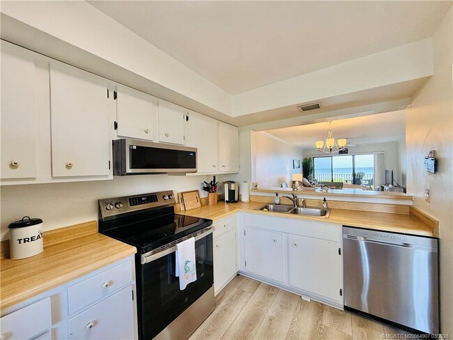 Building Photo - 7410 S Ocean Dr