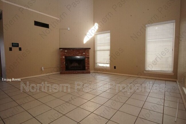 Building Photo - 637 Woodcrest Ln