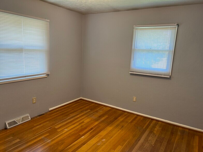 Building Photo - 826 Woodhill Rd