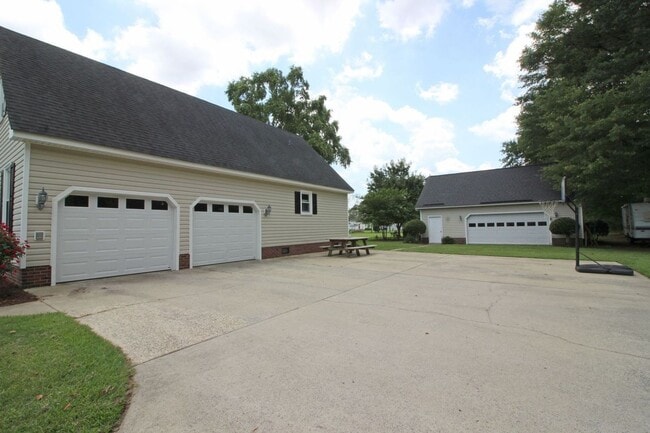 Building Photo - 103 Carolina Wren Cir