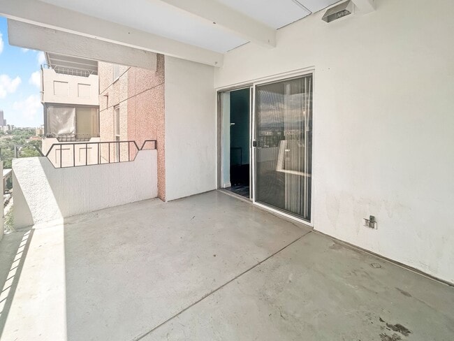 Building Photo - $0 DEPOSIT OPTION. SPACIOUS 12TH-FLOOR 1-B...