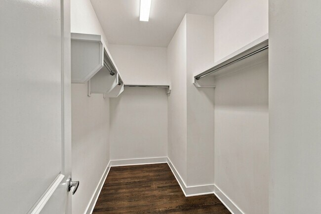 Building Photo - 613 Drummond St