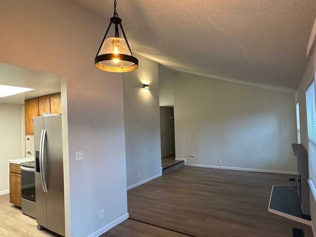 Building Photo - Your Newly Updated 3 Bed, 1 Bath Move-In Ready Home!