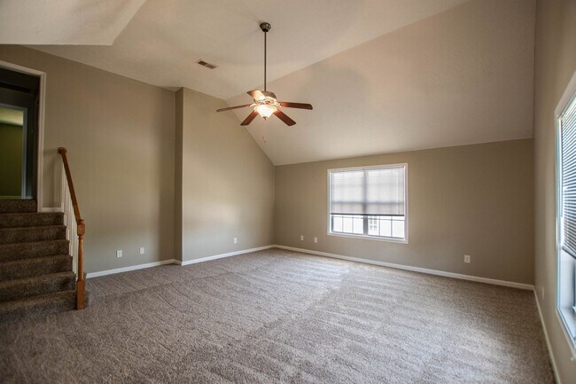 Building Photo - Four Bedroom with Bonus!