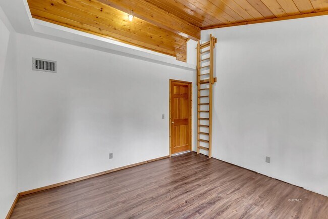 Building Photo - Mountain Lodge Home 1 Mile Away from the C...
