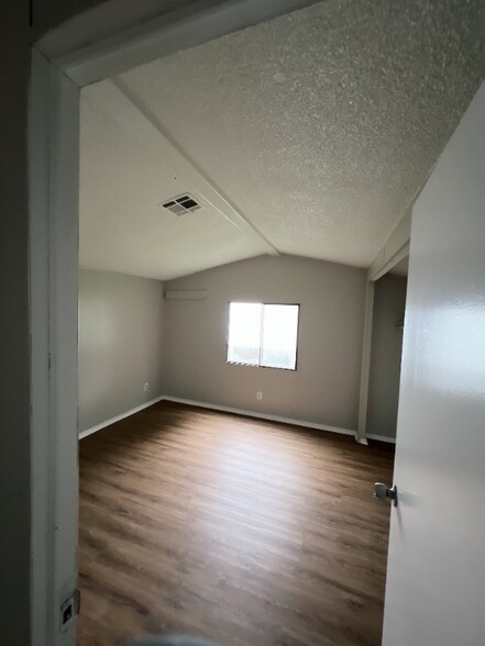 Building Photo - 2000 E Frontier Ave