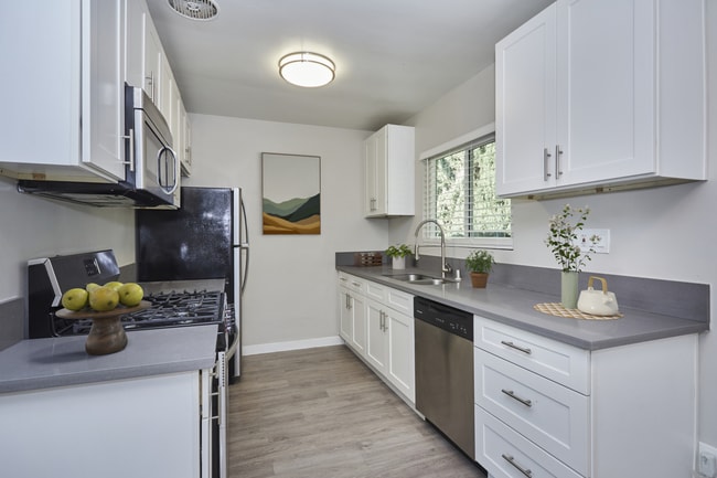 7511 Lexington Kitchen.jpg - Ascent at 7511 Lexington Apartments