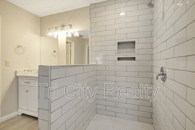 Building Photo - 216 Shadowood Ln