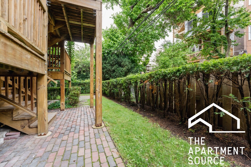 Building Photo - 652 W Buckingham Pl