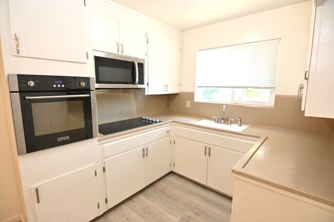 Building Photo - 1295 Flora Ave