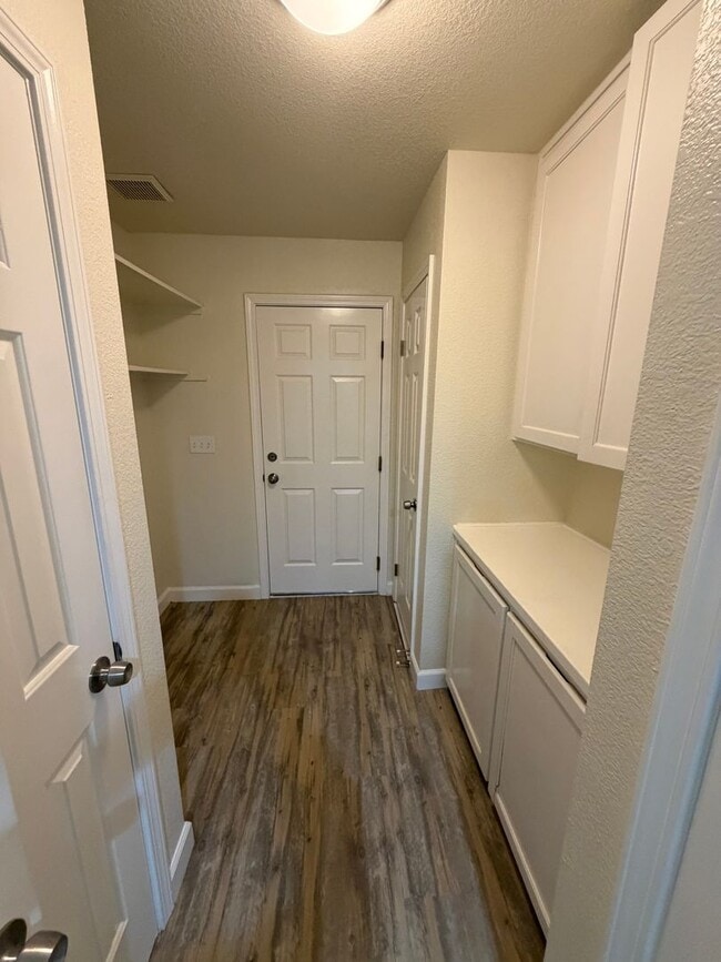 Building Photo - 5111 W Fremont Ave
