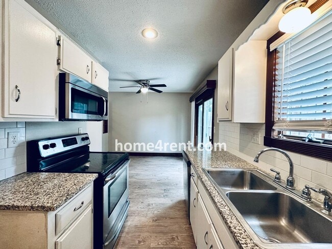 Building Photo - Fantastic Parkville area with Updated Kitchen including Granite Counters and Stainless Steel Appl...