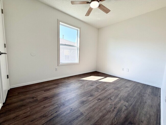 Building Photo - ***5905 B Sara Street***