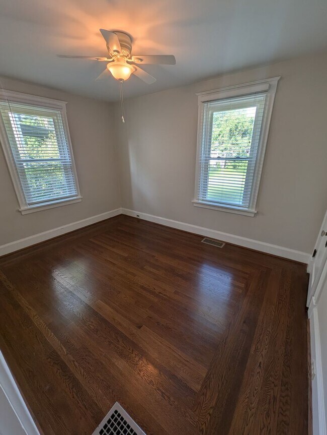 Building Photo - 3827 Millsbrae Ave