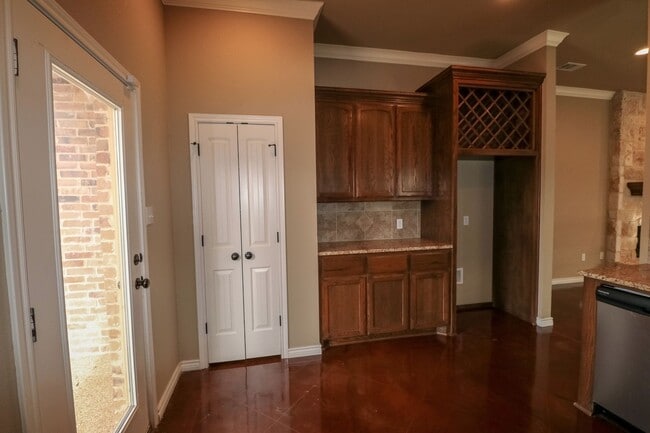 Building Photo - 4 Bedroom Single Family Home:  Move in Special: