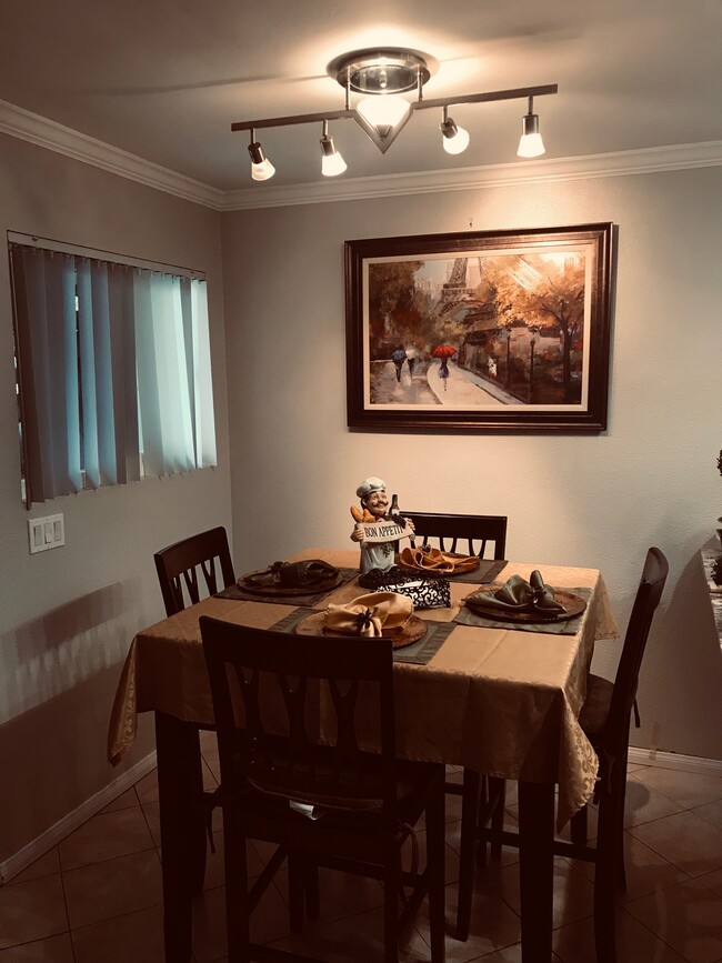 Dining room - 10056 Maya Linda Rd