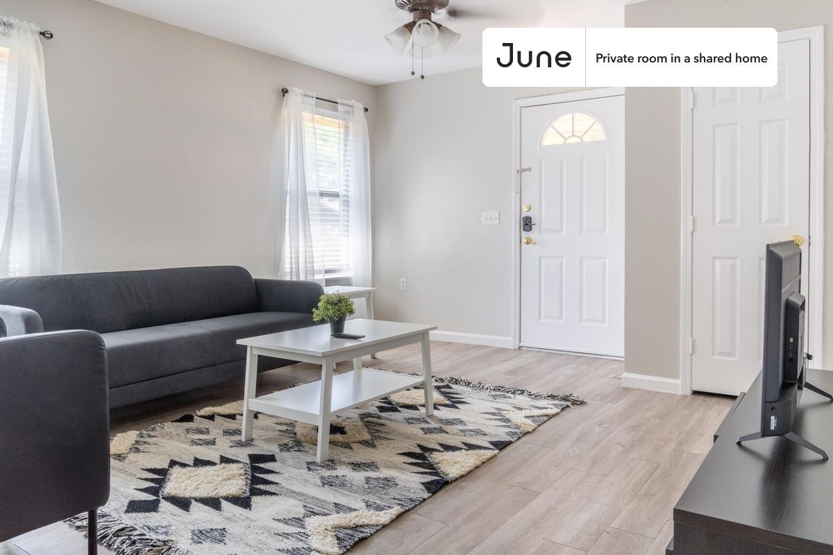 Building Photo - Room in Shared 3 bed/2 bath home