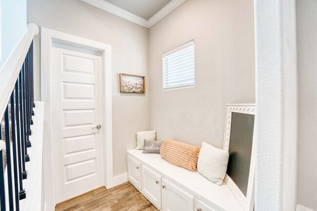 Building Photo - 909 W Eagle St