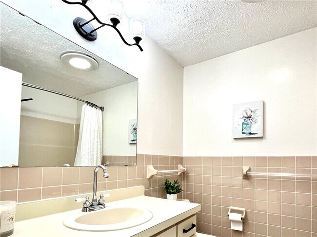 Building Photo - 3 Treetop Dr