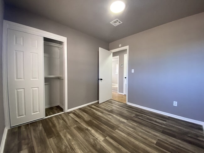 Building Photo - 713 N Dallas Ave