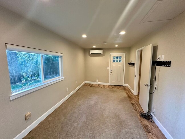 Building Photo - Charming 1-bedroom, 1-bathroom cottage