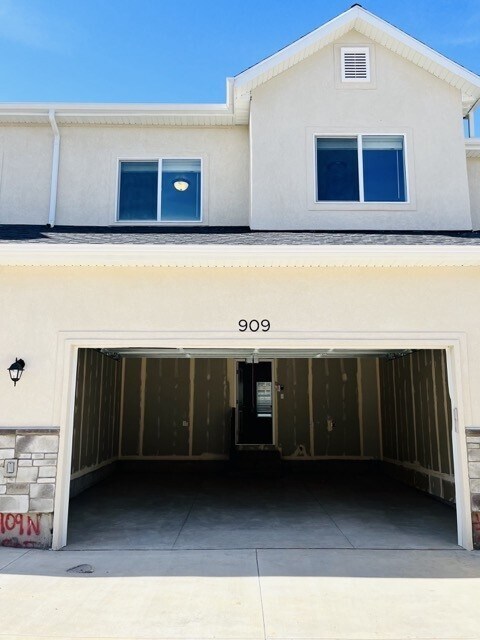 Building Photo - 909 N 1190 E