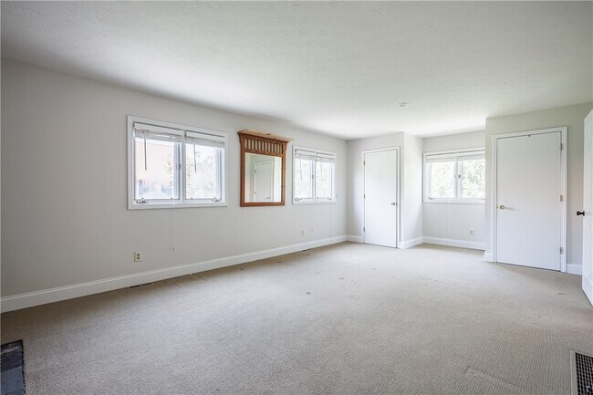 Building Photo - 26 Clearview Ave