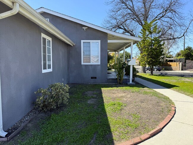 Building Photo - 6660 Charlesworth Ave