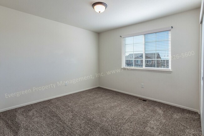 Building Photo - Beautiful 4 Bedroom in Windsor East!