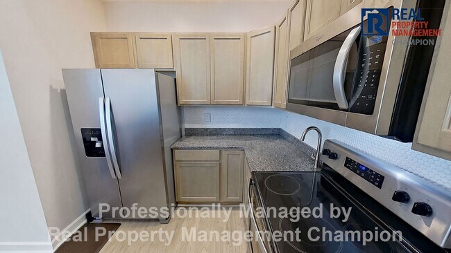 Building Photo - Beautiful 3 BD/2 BA End Unit Townhome in Leland