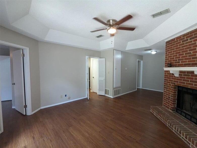 Building Photo - 580 Hollow Wood Rd