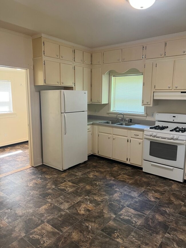 Building Photo - 2BED 1BATH - FENCED YARD, WASHER DRYER HOOKUP, STORAGE SHED, NEAR DOWNTOWN