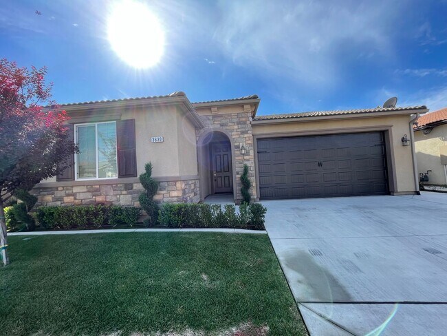 Building Photo - Lovely Clovis home, coming soon!