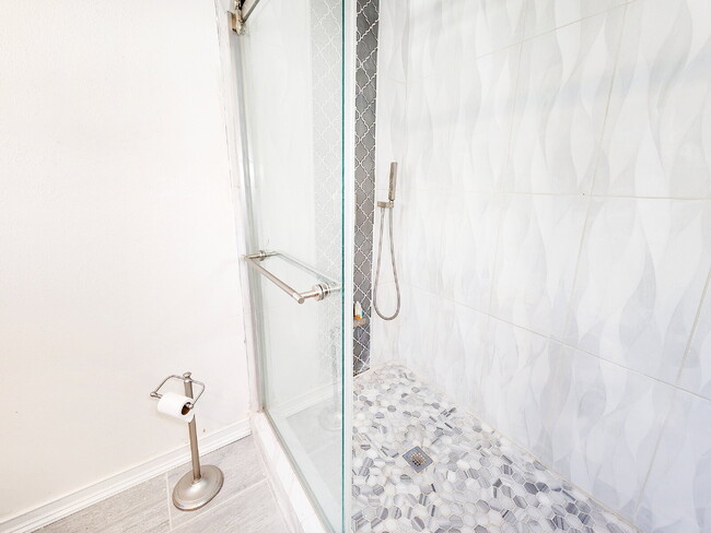 Building Photo - "3-Bed, 3-Bath Gem in New Port Richey with 2,233 Sq Ft of Living Space!"