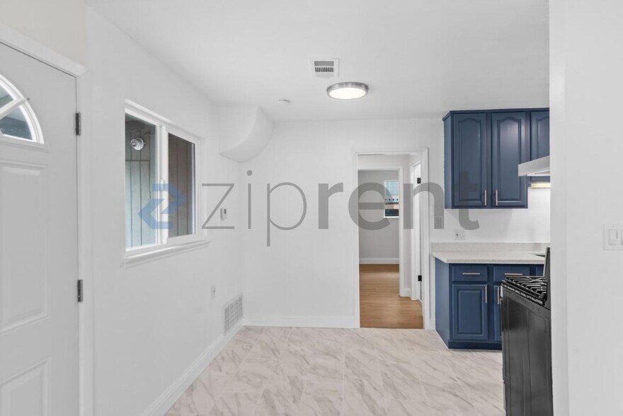 Building Photo - Unit