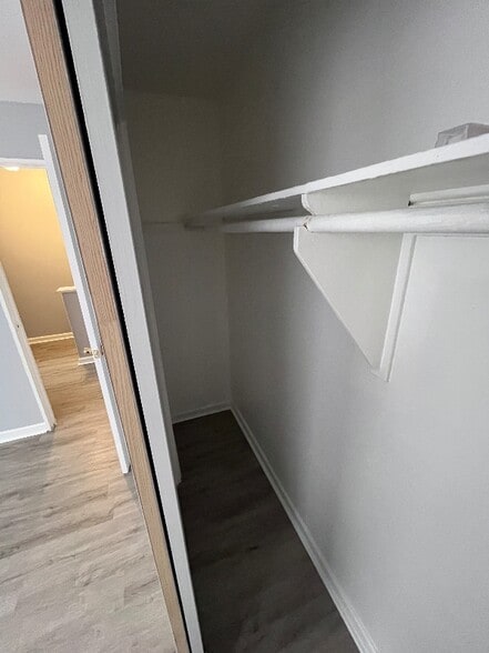 Building Photo - 5055 W Gladys Ave