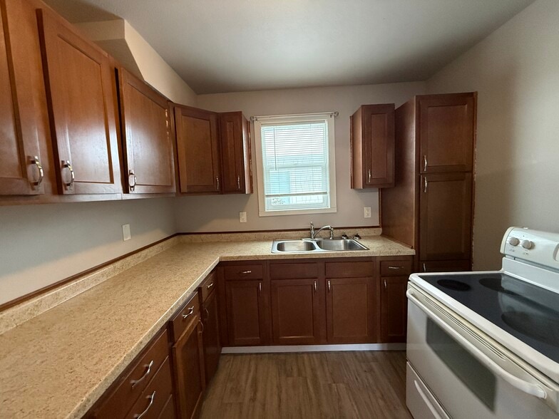 Building Photo - 909 University Dr N