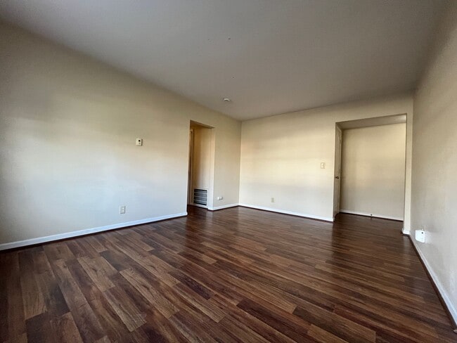 Building Photo - Spacious 2 Bedroom, 1.5 Bath