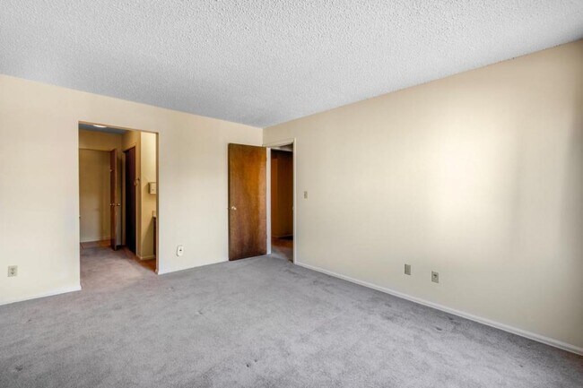 Building Photo - 6520 Delmonico Dr