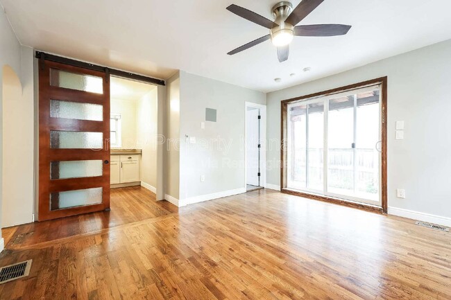 Building Photo - 212 W Irvington Pl