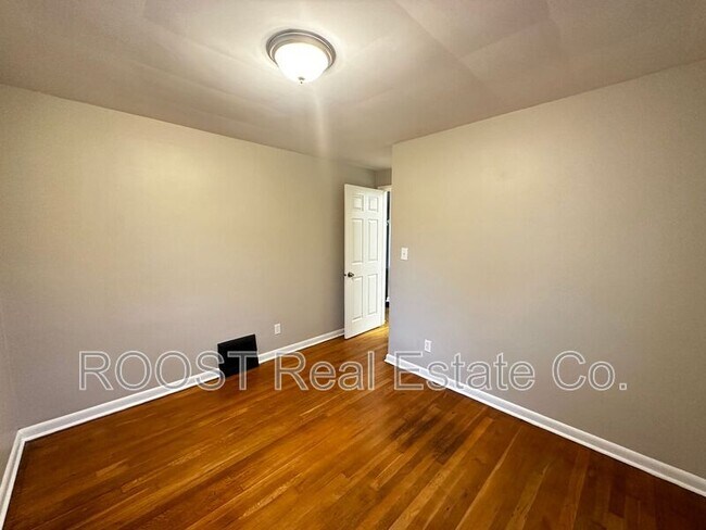 Building Photo - 1545 Garling Ave