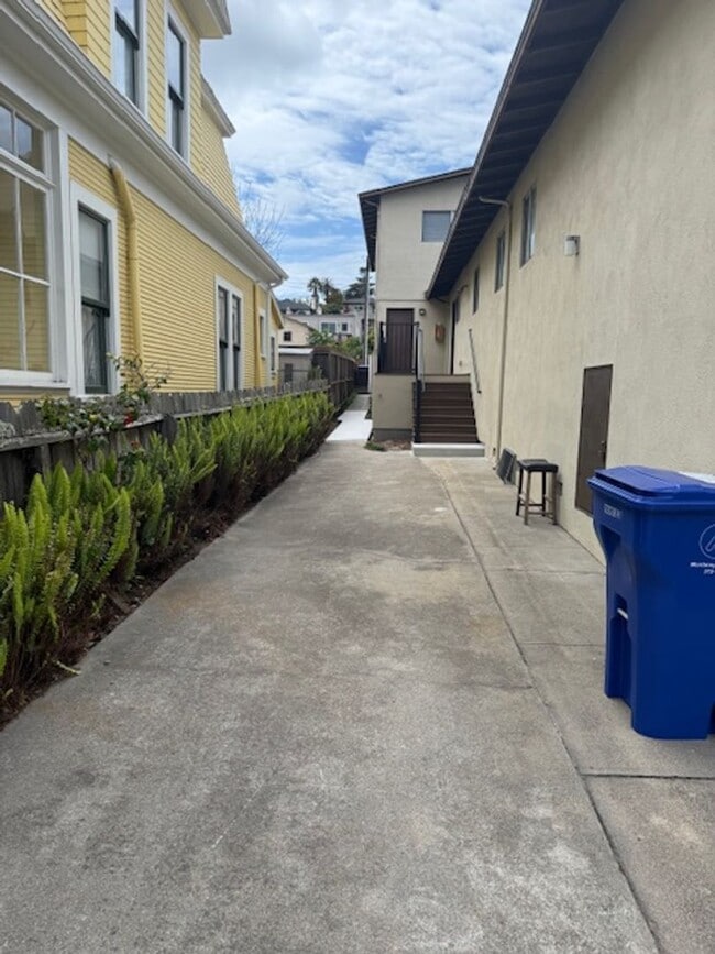 Building Photo - Large Three bedroom two bath home walking distance to downtown Monterey, DLI, MIIS and the Warf